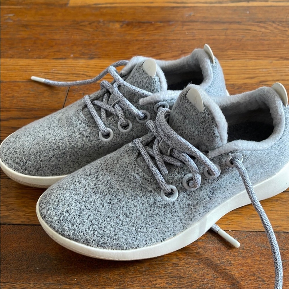 All birds sneakers! Very good pre owned condition it’s woman’s size 7!